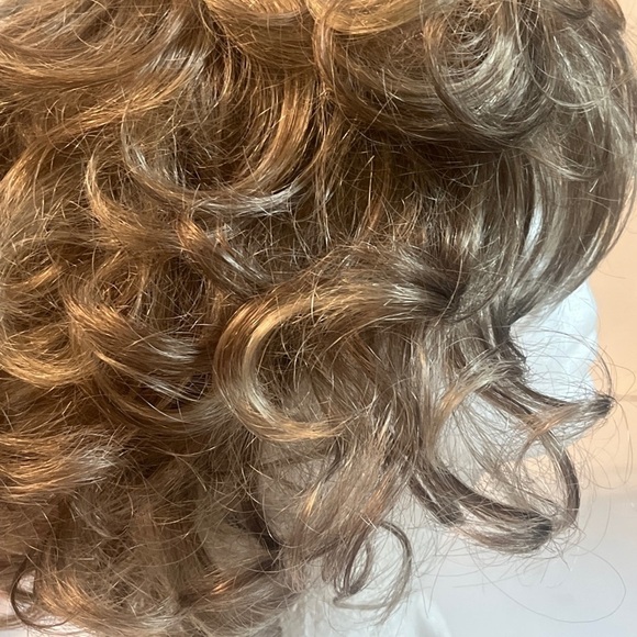 Designer Direct Swept Away Color 18/22 Wig Mid Length Average Size Curly - Picture 5 of 8